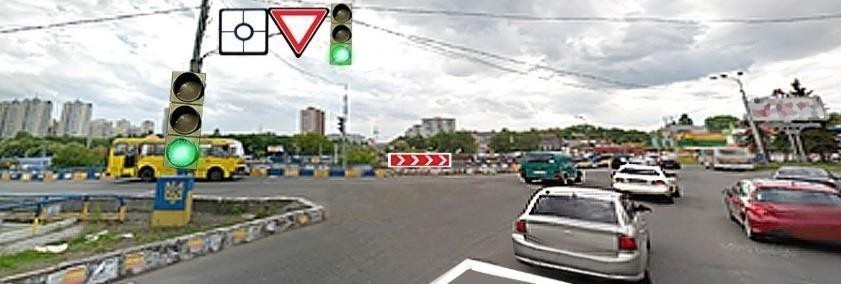 Водій сірого автомобіля здійснює в’їзд н