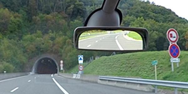 Під час руху тунелем у світлу пору доби 