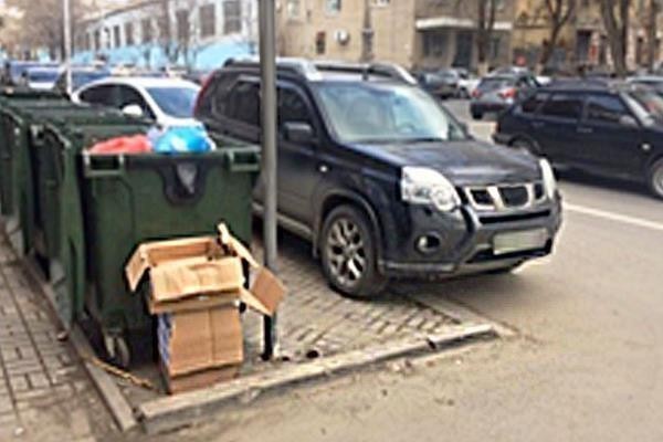 Чи дозволена стоянка чорного автомобіля 
