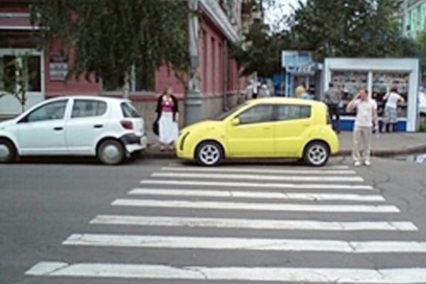 Хто з водіїв, виконуючи зупинку, порушив