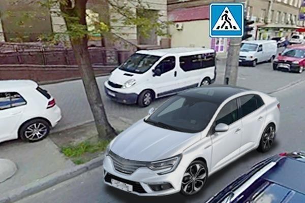 Чи дозволено водієві сірого автомобіля з
