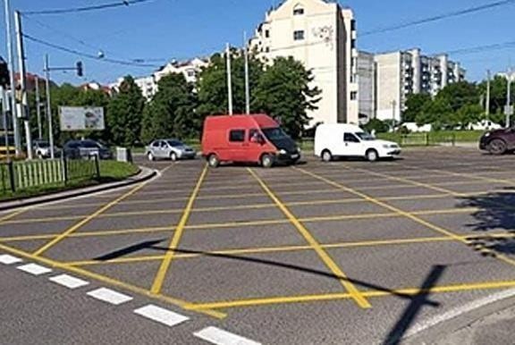 Ця горизонтальна дорожня розмітка познач