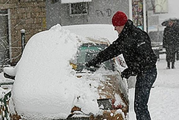 Чи потрібно зчистити сніг із даху авто п