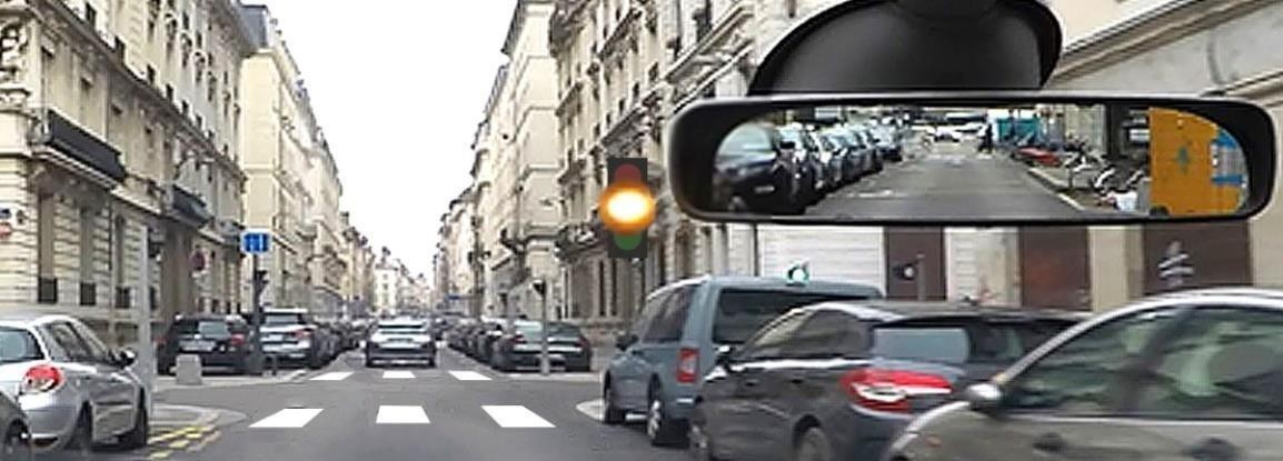 Наближаючись до перехрестя, де світлофор
