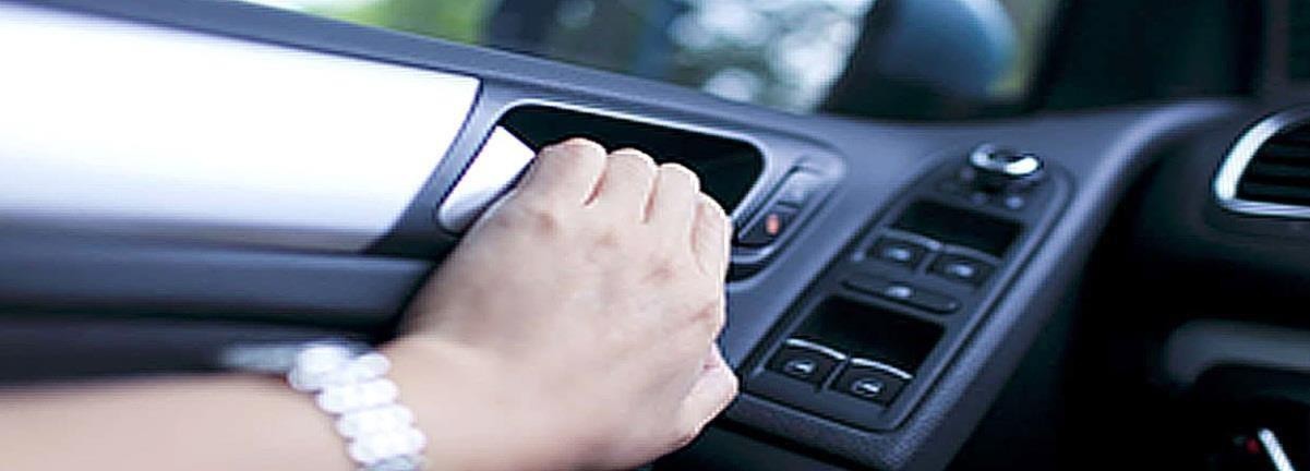Відкриваючи двері транспортного засобу з