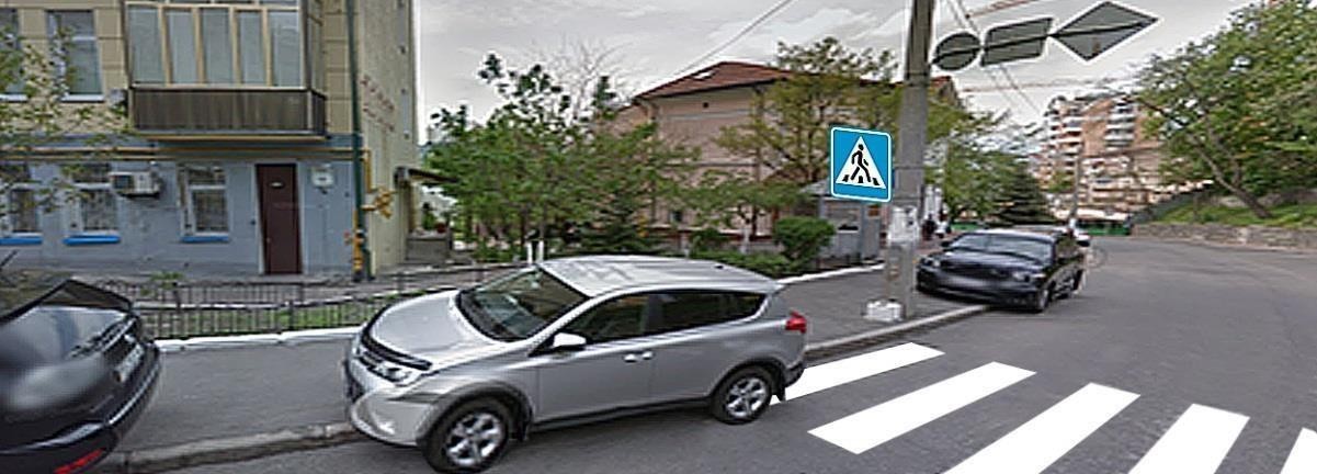 Чи дозволено водієві сірого автомобіля в